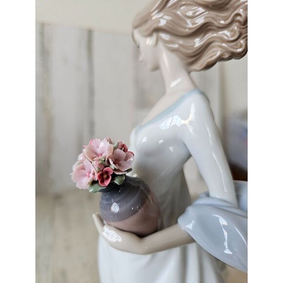 Lladro 8242 reverie moment Utopia 2005 girl pot flower basket lady dress figurin - Picture 8 of 10